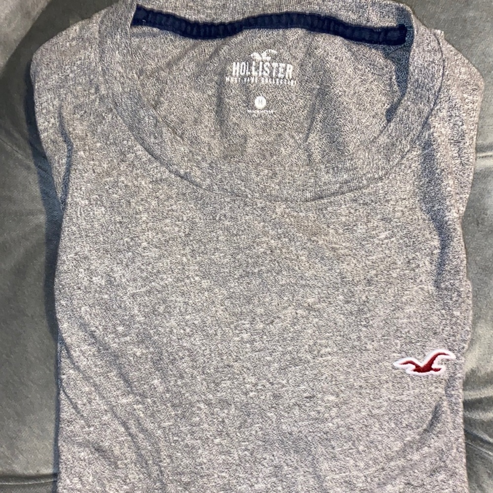 Gray Hollister tee